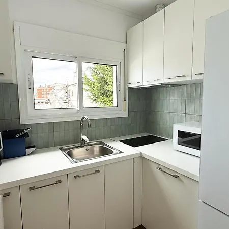 103 - Beachside Renovated 1br W Private Garden Apartamento Cambrils