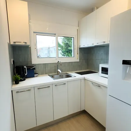 103 - Beachside Renovated 1br W Private Garden * Cambrils